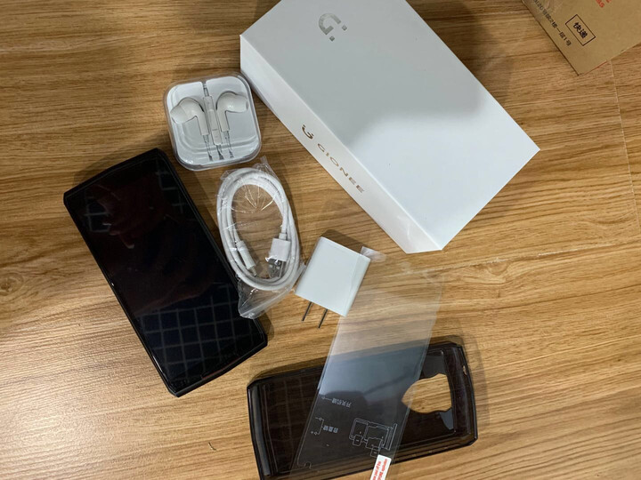 金立(gionee)p90:"外形外观:高大上啊.给老公买的,特喜欢.用起来特赞!