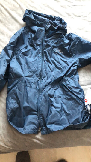 衣服没有验证是不是正品,这件衣服有色差,藏蓝色的,大小合适,2