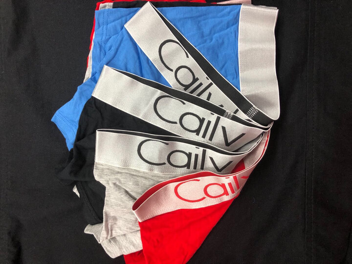 cailv kerini:"短裤的面料很舒适,穿在身上非常的舒服,颜色也是很棒的