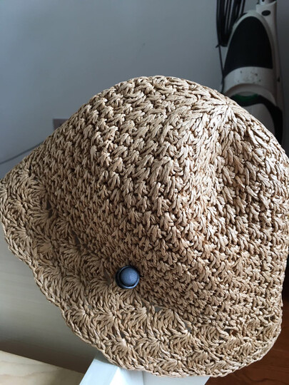 帽子是天然纸草编织的,戴着挺凉快的,大方美观!