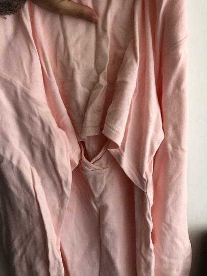 衣服很软很舒服,略厚.