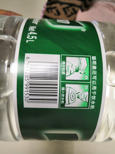 现在回老家就开始喝矿泉水,就没有皮肤过敏的现象了,老家的自来水不适