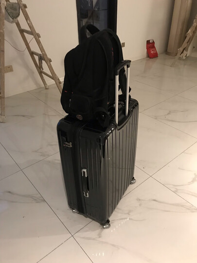 爱华仕拉杆箱:"外观颜值:黑色亮,崭新,出远门必备的大行李箱?