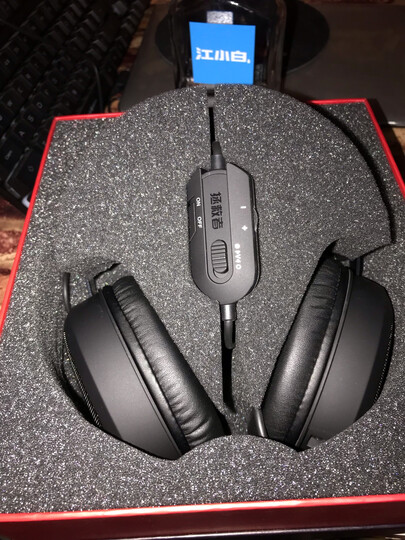 联想thunder y480:"包装特别的精致啊,一个耳机我以为包装盒应该不大