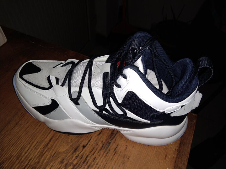 乔丹:"减震效果:很好 做工细节:非常精致 舒适度:很舒适 外观颜值