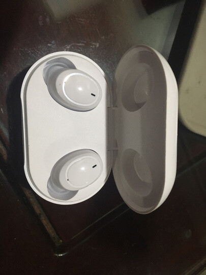 opporeno5 5g:"看视频画面清晰,拍照美颜效果杠杠,送的耳机美观,音质