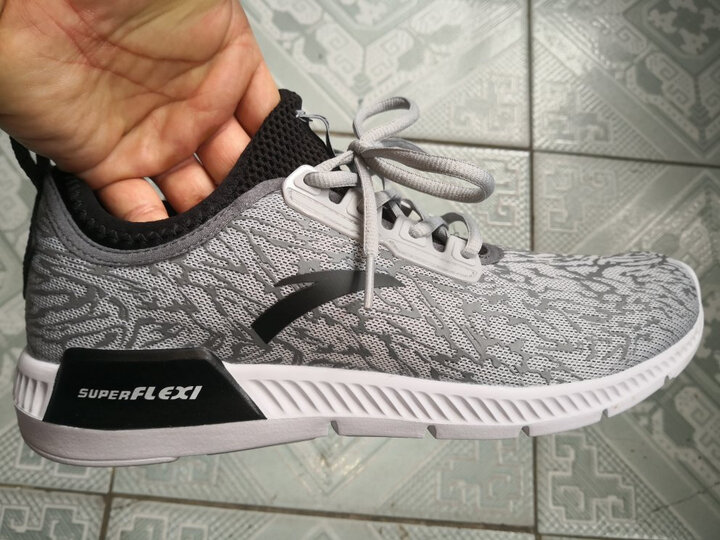 外观时尚做工非常不错抓地不错穿着比较舒适尺寸正常