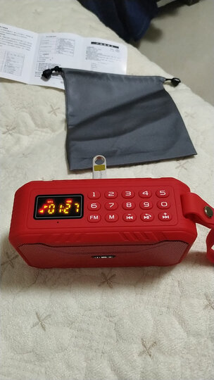 小霸王d100:"音质音效:音量真大啊,是我见过的最好的收音机了,跳广场