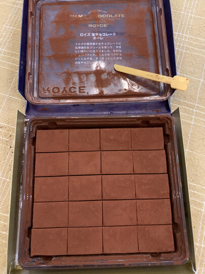 royceroyce原味生巧克力礼盒 125g:"吃是固然好吃的,只是评论区的照