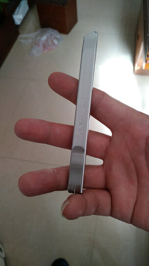 得力小号金属壳美工刀2053:"做工质感:质量很好尺寸大小:拿着很顺手"