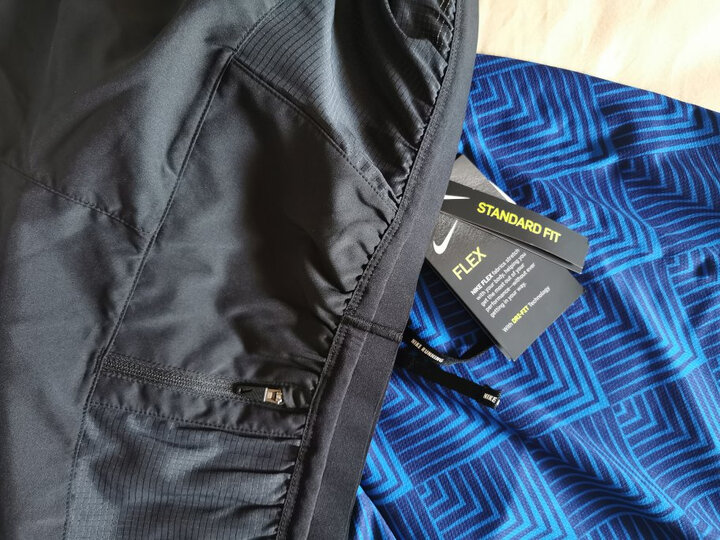耐克(nike):"面料轻柔,穿着舒服,款形也较好,一次满意的购物!" - 京东