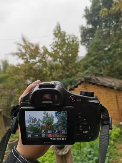 sony索尼hx400:"这是我第一次买相机,感觉佩戴效果很好,也很方便,听说