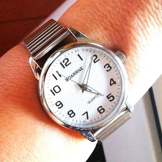 伯恩(boarrne)bn062:"表面清晰 走时精准 外形很好看 最关键外婆老花