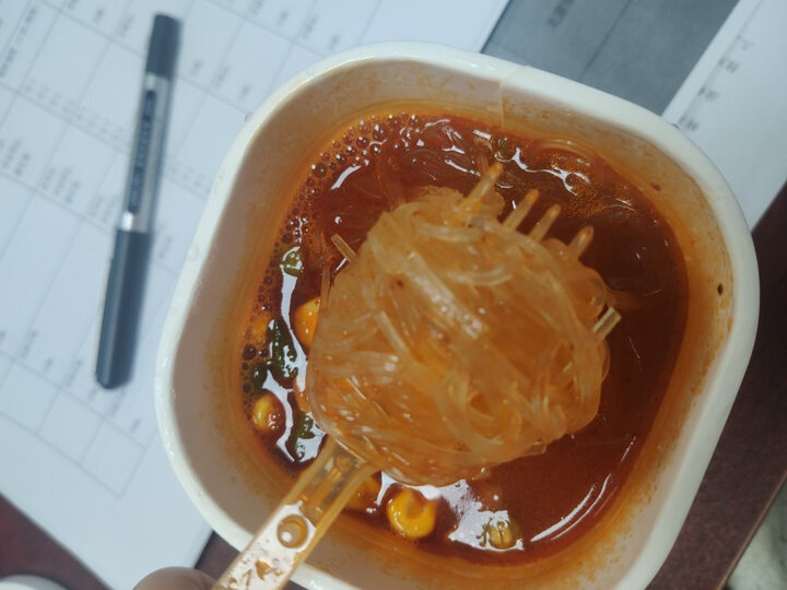 海底捞海底捞 冲泡粉丝 酸辣牛肚粉136g:"海底捞做速食也做出来名堂了