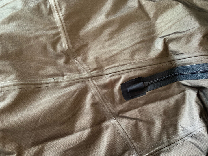 凯乐石(kailas):"包装太简陋 衣服看着没多大问题 就是折痕太多一点也