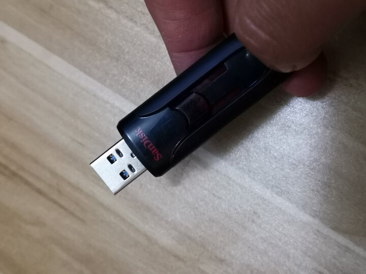 闪迪cz600:"外观材质:塑料材质,可以减少静电.