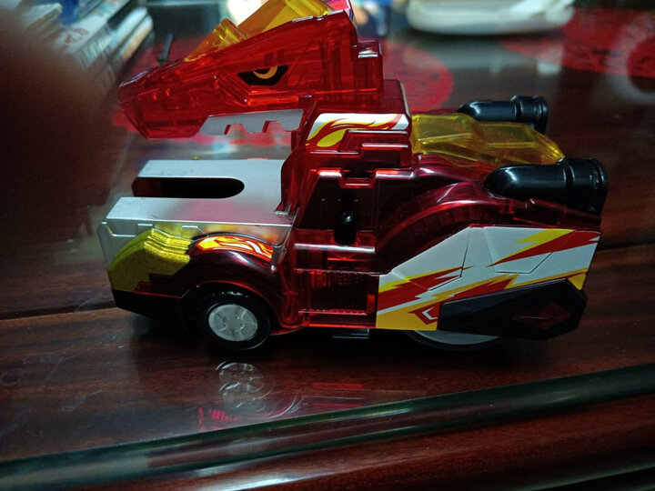 霸王龙陀螺战车收到了,孩子很喜欢,爱不释手.