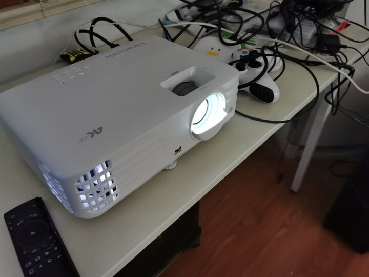 优派px701-4k:"外形耐看,无论是商用还是家用场景都不突兀.