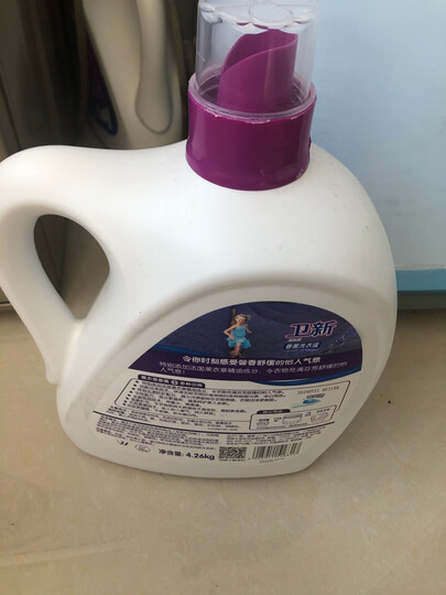 卫新洗衣液:"家里一直使用的这款洗衣液,清洁效果还不错,香味也挺好闻