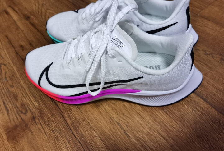 耐克(nike):"外观很好看,非常喜欢.