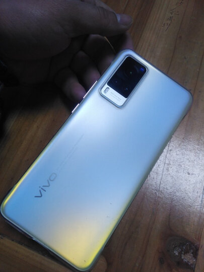 vivox60:"手机很漂亮 轻薄 手感很不错照相特清晰" - 京东