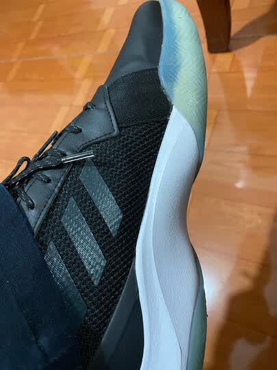 阿迪达斯(adidas):"外观颜值:非常帅气舒适度:还不错,鞋舌有点硌脚