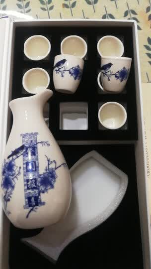 牛栏山 青花瓷:"牛栏山二锅头口感比以前好多了,酒壶和酒杯设计的也