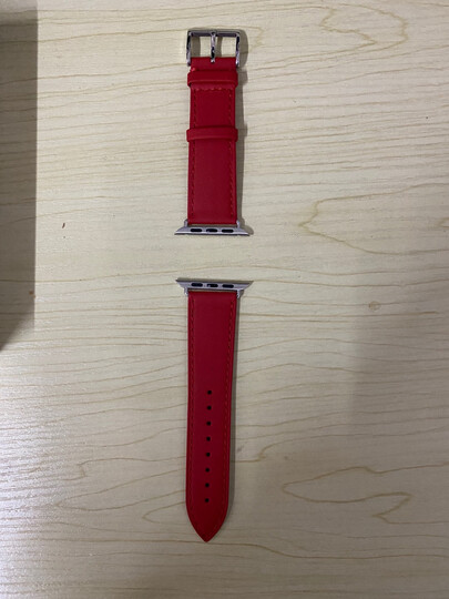 红色皮质表带搭配银色不锈钢是最完美的,贴合度还是很高." - 京东