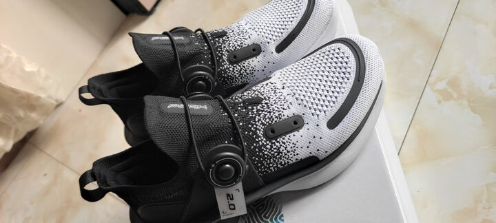 匹克(peak):"鞋子穿着很舒服,软,真的有那种"踩屎感"实物与描述的一样