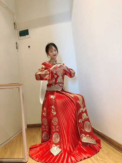 龙曼尼仕:"衣服质量特别好,到手很有质感.颜色是纯正的红色,衬肤色.