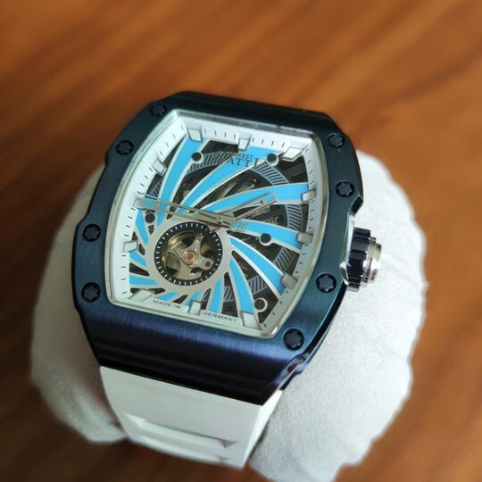 布加迪(bonest gatti)bg9901:"表盘很尺寸大小合适,手表很好看,表带是