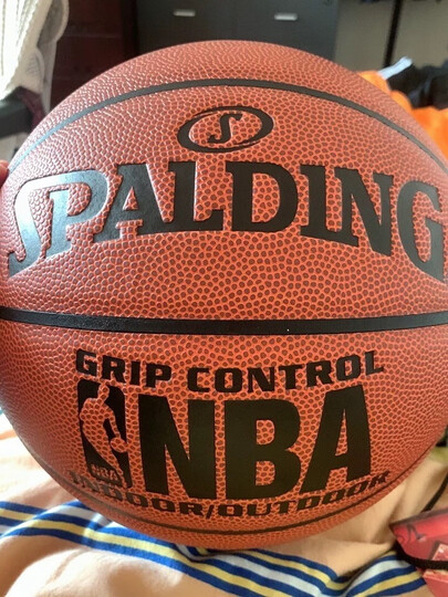 斯伯丁74-582y:"我小时候喜欢看nba比赛,知道nba比赛都用斯伯丁篮球