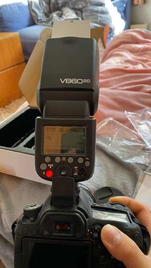 神牛(godox)v860ii:"赶上双十一前买的优惠套餐:除了正常的配件还送了