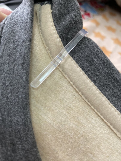 clarkarida:"衣服不是那种很厚的,摸起来挺顺滑,上