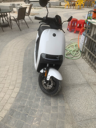 九号九号电动摩托车e80c 白色:"外形外观:这小米的电动车是我开过最好