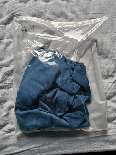 包装比较简陋,衣服很单薄,没有想象中的好,不知道是报喜鸟线上特价和