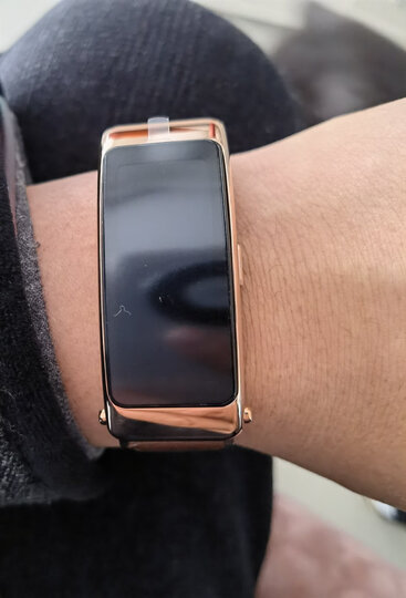 华为(huawei)华为手环 b6:"产品非常好,戴着非常吻合,看着高档大气上