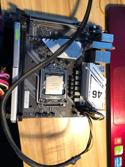 七彩虹cvn b460i gaming v20:"一下点亮,很不错的板子,箱子还没有买好