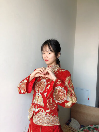 龙曼尼仕:"衣服质量特别好,到手很有质感.颜色是纯正的红色,衬肤色.