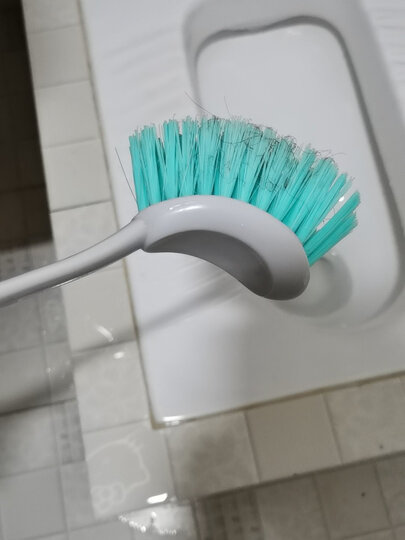 刷子不错,用来清洗厕所,毛刷比较长,还硬,能清洗干净,就是头发容易绕