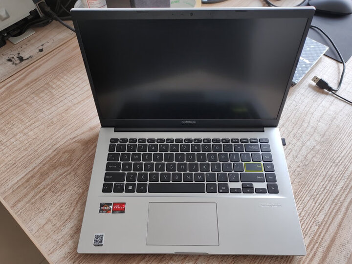 华硕redolbook14:"说一说我用这个笔记本的感受,第一是重量方面,首先