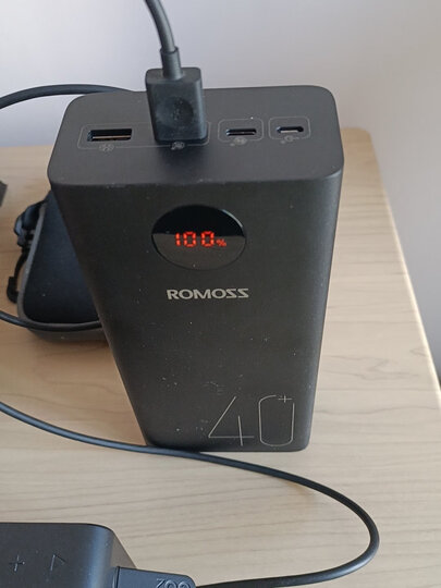 罗马仕pea40:"还不错,充电需要十几个小时,比较耐用,就是很大很重了