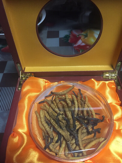 鹿锦煊:"第一次网上买虫草,一开始有点怕,但收到后,觉得真的价廉物美.