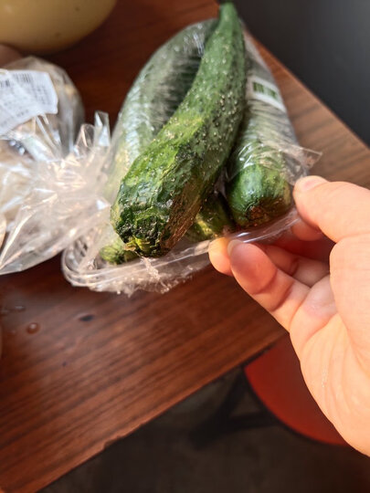 黄瓜收到后,中间一部分还好,两头凉坏了.