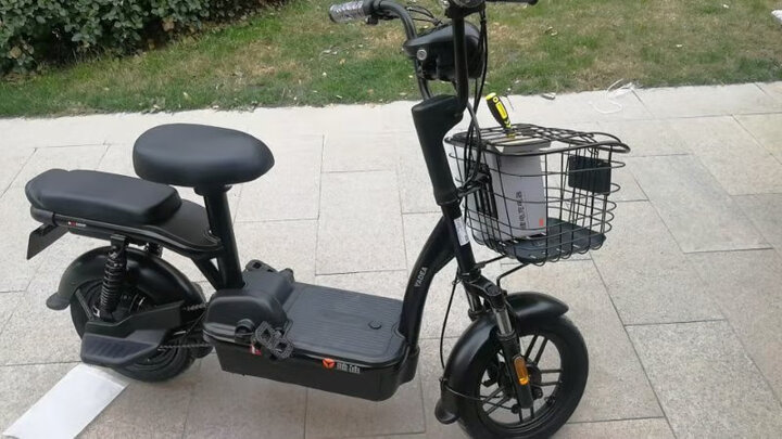 雅迪tdt1241z:"电动车比较小巧灵活,外观挺好看!