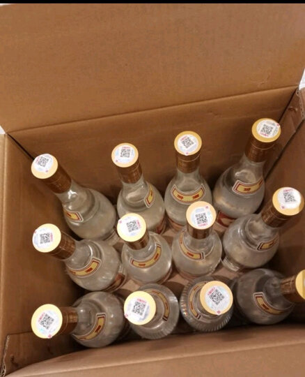 买了一箱酒,这是过年送我大姨父的,他岁数比较大了,和52的酒担心伤胃