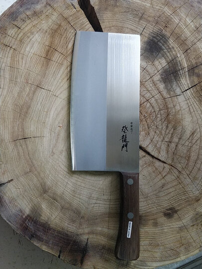 刀很锋利,手感偏轻,刀把有点细,不大符合中国人的习惯