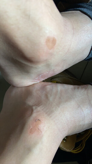 材质手感做工质感很差穿了一上午脚都快废了建议客服也没有解决方案