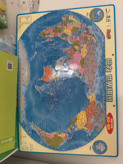小朋友的第一幅世界地图,大小刚好.今天早上拿出来拼了一下.