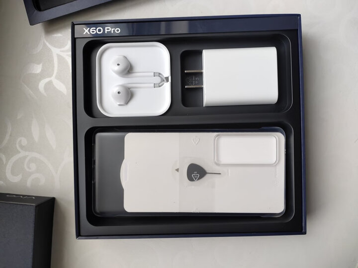 vivovivo x60 pro:"包装很完整,手机握持感很好,看起来很漂亮,拍照也